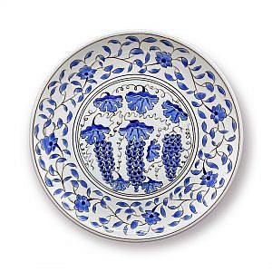Üzüm ve Çiçek Desenli Süslenmiş Çini Tabak