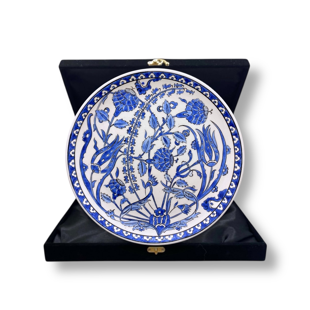 bahar-i-iznik-mavi-beyaz-cini-tabak-1 Bahâr-ı İznik Mavi Beyaz Çini Tabak